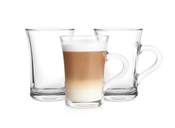 Tasses Verre Vides Une Avec Café Aromatique Sur Fond Blanc — Photo