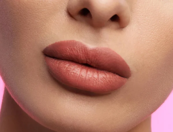 Frau Mit Schönen Perfekten Lippen Nach Permanentem Make Auf Rosa — Stockfoto
