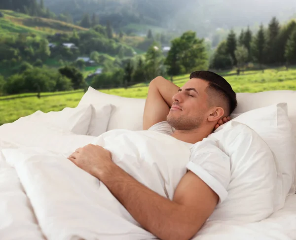 Homem Feliz Dormindo Cama Bela Vista Paisagem Montanha Fundo Durma — Fotografia de Stock
