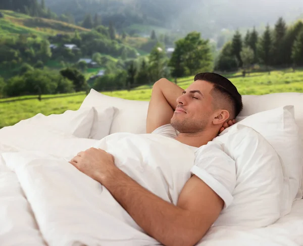 Glad Man Sover Sängen Och Vacker Utsikt Över Bergslandskapet Bakgrunden — Stockfoto