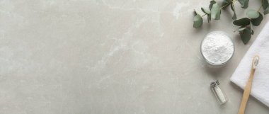 Açık gri mermer masa üzerinde diş tozu ve okaliptüs ile düz bileşim, metin için boşluk. Pankart tasarımı