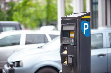 Şehir caddesinde parkmetre, mesaj için yer var. Modern aygıt
