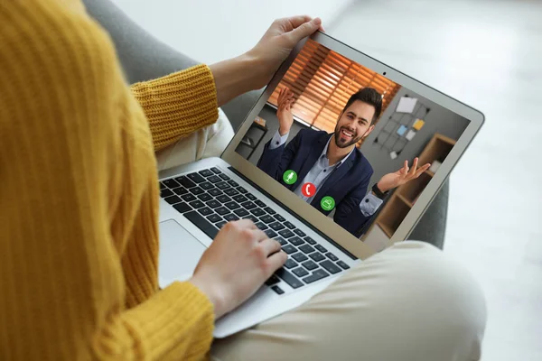 Kvinna Pratar Med Stilig Man Med Videochatt Laptop Inomhus Närbild — Stockfoto