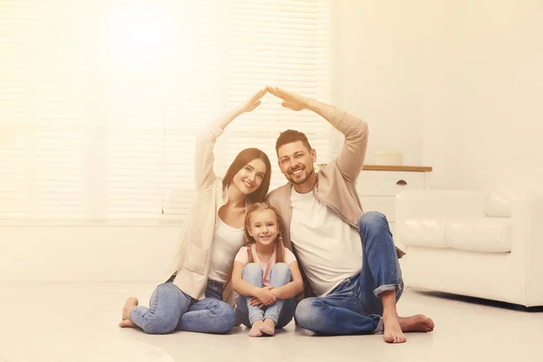 Família Feliz Formando Telhado Casa Com Mãos Casa Conceito Seguro — Fotografia de Stock