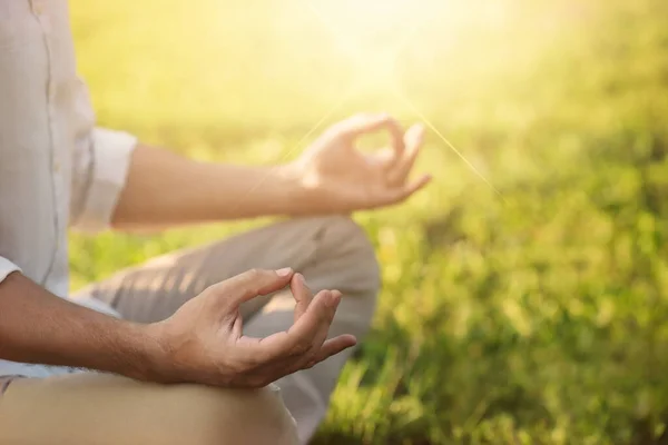 Güneşli Bir Günde Meditasyon Yapan Bir Adam Yakın Plan Yoga — Stok fotoğraf