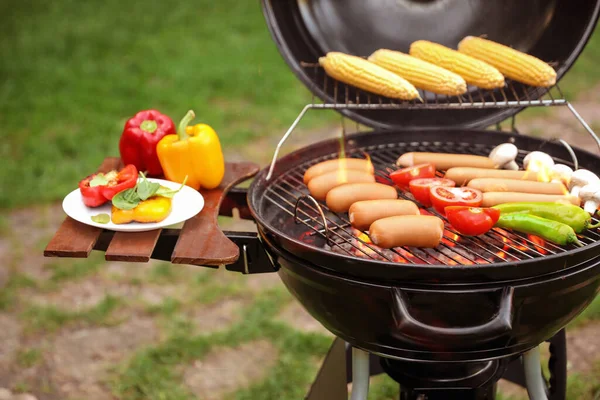 Parrilla Barbacoa Con Sabrosa Comida Fresca Aire Libre —  Fotos de Stock