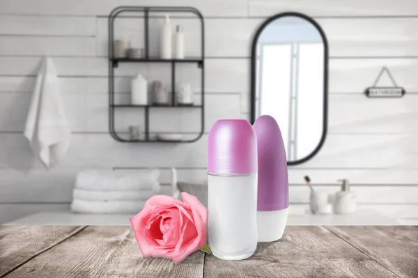 Különböző Roll Dezodorok Rózsaszín Rózsa Asztalra Fürdőszobában Mockup Tervezéshez — Stock Fotó