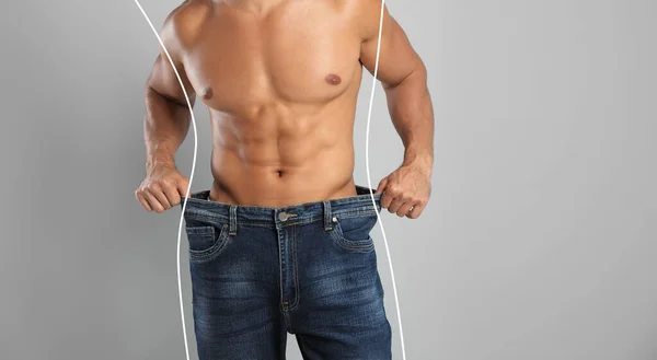 Vista Cerca Del Hombre Con Cuerpo Muscular Jeans Gran Tamaño — Foto de Stock