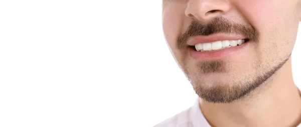 Vista Cerca Del Joven Con Dientes Sanos Sobre Fondo Blanco —  Fotos de Stock