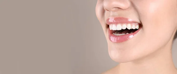 Widok Bliska Młodej Kobiety Zdrowymi Zębami Beżowym Tle Miejsce Tekst — Zdjęcie stockowe