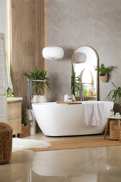 Moderna Bañera Blanca Hermosas Plantas Interior Verdes Baño Diseño Interiores —  Fotos de Stock