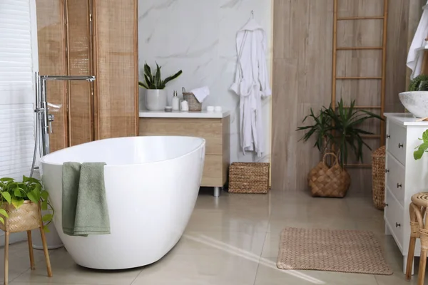Moderna Bañera Blanca Hermosas Plantas Interior Verdes Baño Diseño Interiores — Foto de Stock