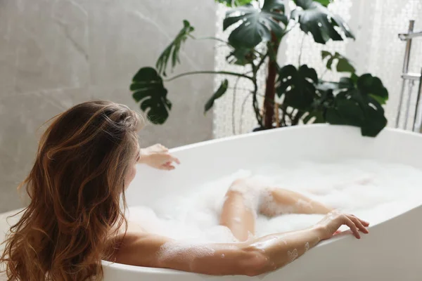 Hermosa Mujer Tomando Baño Con Espuma Interior — Foto de Stock