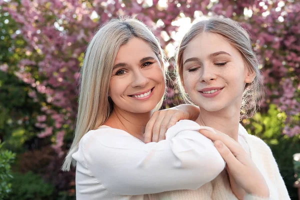 Mère Heureuse Avec Fille Passer Temps Ensemble Dans Parc Jour — Photo