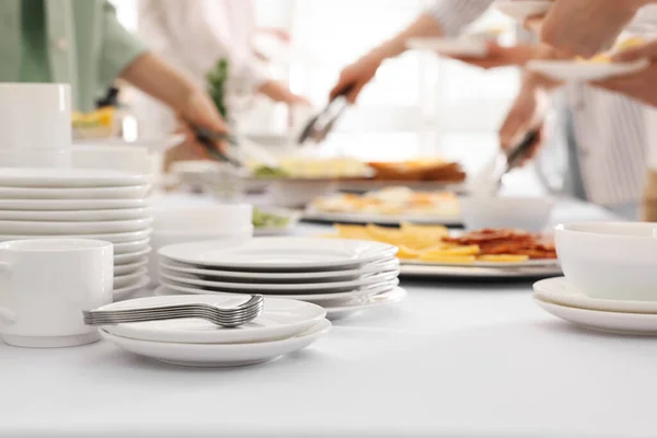 Ludzie Jedzą Podczas Śniadania Skupiają Się Czystych Naczyniach Usługi Bufetowe — Zdjęcie stockowe
