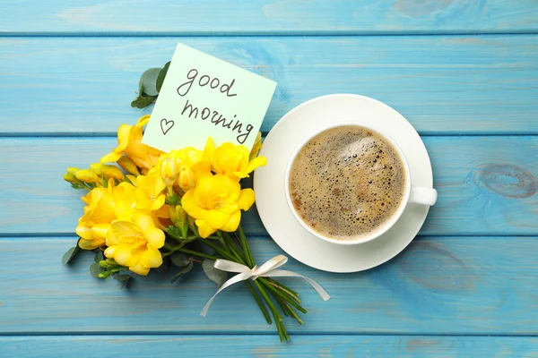 Kopje Aromatische Koffie Mooie Gele Freesia Good Morning Notitie Lichtblauwe — Stockfoto