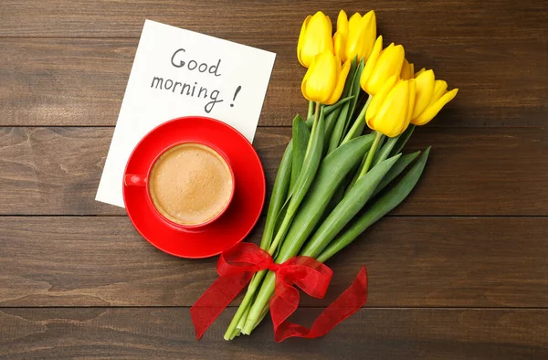Prachtige Gele Tulpen Kopje Aromatische Koffie Good Morning Note Houten — Stockfoto