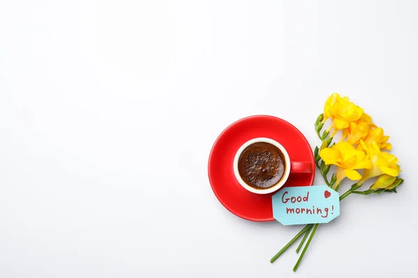 Kopje Aromatische Koffie Mooie Gele Freesias Good Morning Notitie Witte — Stockfoto