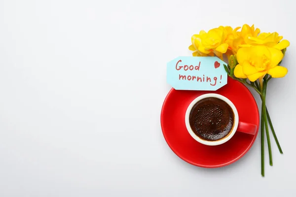 Kopp Aromatiskt Kaffe Vackra Gula Freesias Och God Morgon Vit — Stockfoto