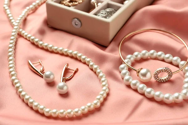 Boîte Avec Bijoux Perles Luxueux Sur Soie Rose Gros Plan — Photo