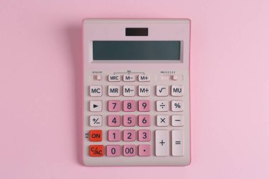Pembe arka planda modern hesap makinesi, üst görünüm