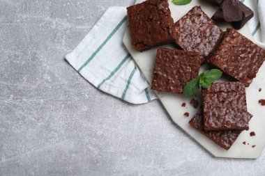 Gri masadaki taze naneli çikolatalı brownie 'ler. Metin için boşluk