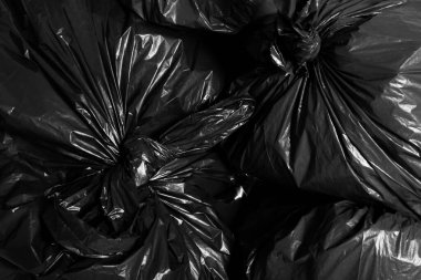 Arka plan olarak çöp dolu siyah çöp torbaları, üst görünüm