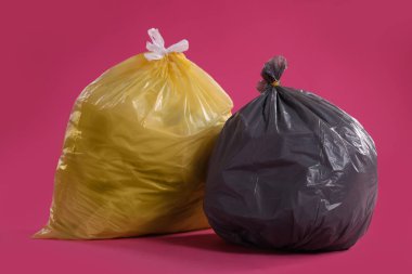 Pembe arka planda çöp torbaları