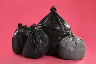 Pembe arka planda çöp torbaları