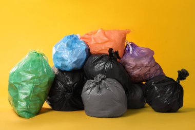 Sarı arka planda çöp torbaları