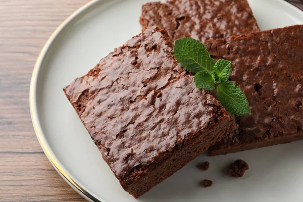 Heerlijke Chocolade Brownies Met Verse Munt Houten Tafel Close — Stockfoto