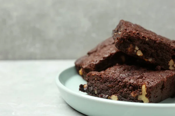 Deliciosos Brownies Chocolate Con Nueces Mesa Gris Claro Primer Plano —  Fotos de Stock