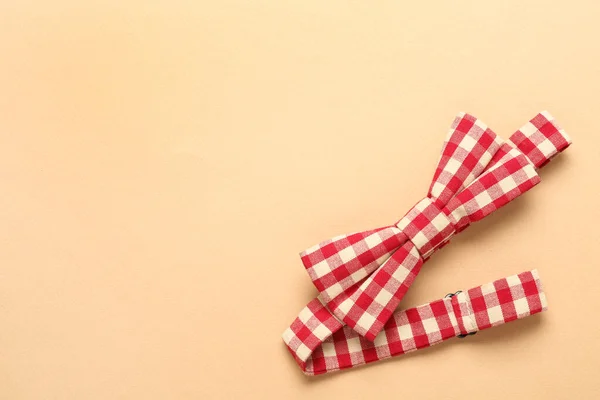 Elegante Laço Gingham Vermelho Branco Fundo Bege Vista Superior Espaço — Fotografia de Stock