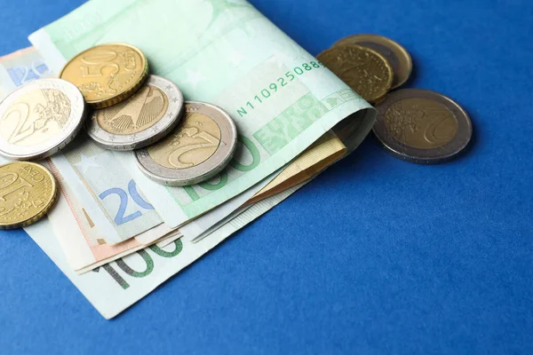 Eurosedlar Och Euromynt Blå Bakgrund Närbild — Stockfoto