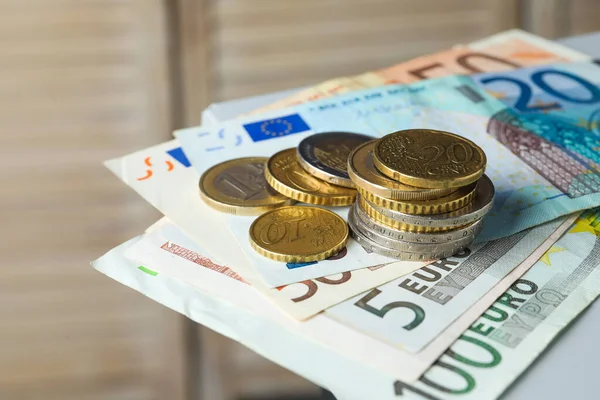 Eurosedlar Och Euromynt Suddig Bakgrund Närbild — Stockfoto