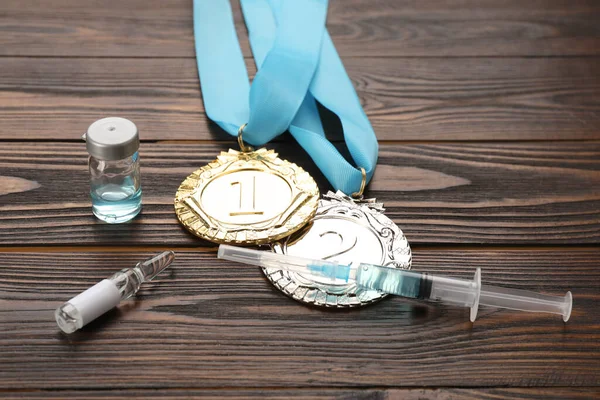 Ahşap masada uyuşturuculu kompozisyon. Doping kontrolü