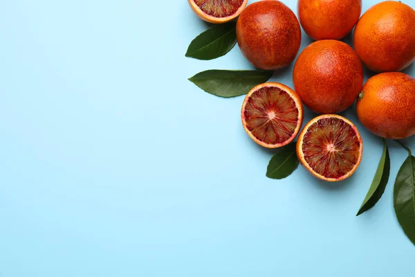 多くの熟したシチリアオレンジと葉は薄い青の背景 平らなレイアウトにあります テキストのスペース — ストック写真