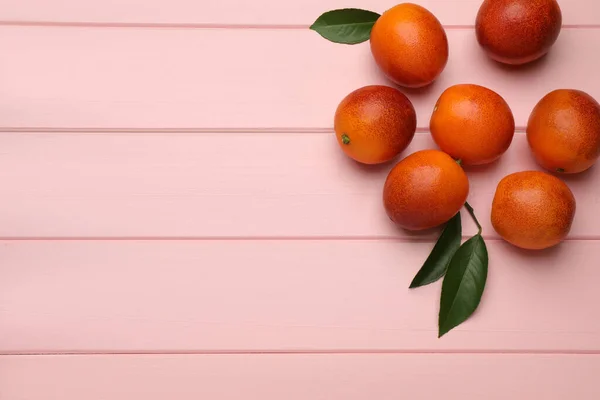 Many Ripe Sicilian Oranges Leaves Pink Wooden Table Flat Lay — ストック写真