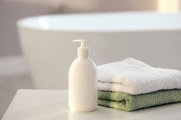 Bottle Bubble Bath Towels White Table Bathroom Space Text — Stock Photo, Image