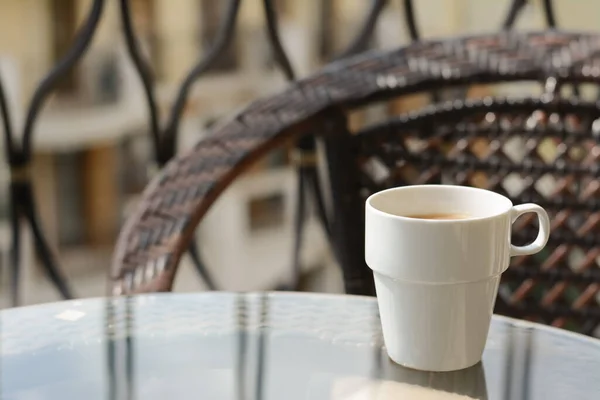 Ceramiczna Filiżanka Aromatycznej Kawy Szklanym Stole Świeżym Powietrzu Miejsce Tekst — Zdjęcie stockowe