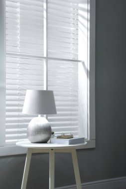 Odanın içinde şık bir lamba var.