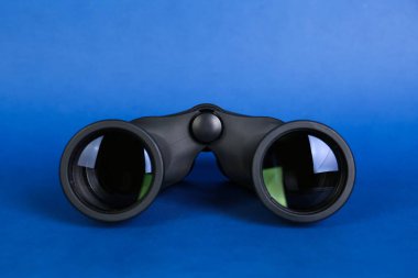 Mavi arka planda modern dürbünler. Optik araç