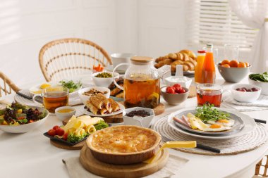 Brunch için açık büfe masasında birçok farklı yemek sunuluyor.