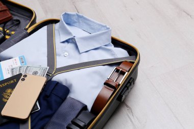 Tahta yüzeyde iş gezisi eşyalarıyla dolu bavullar. Metin için boşluk