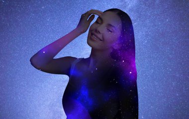 Güzel bir kadın ve yıldızlı bir gökyüzü. Astroloji kavramı