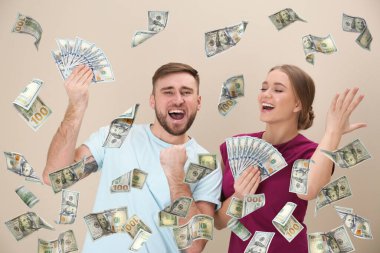 Parası olan mutlu gençler ve bej arka planda düşen Amerikan doları.