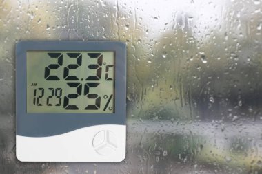 Su damlaları olan termometresi olan dijital higrometre. Metin için boşluk