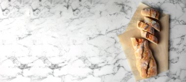 Beyaz mermer masa üzerinde lezzetli ekmek, yazı için yeri olan üst manzara. Pankart tasarımı