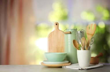 Gri masadaki farklı mutfak gereçleri. Kapalı mekanlar, yazılar için yer. Bokeh etkisi