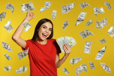 Parası olan mutlu genç bir kadın ve sarı arka planda düşen Amerikan doları.